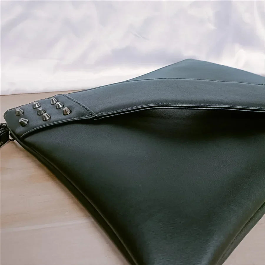 Wyatt תיק קלאץ' דמוי עור