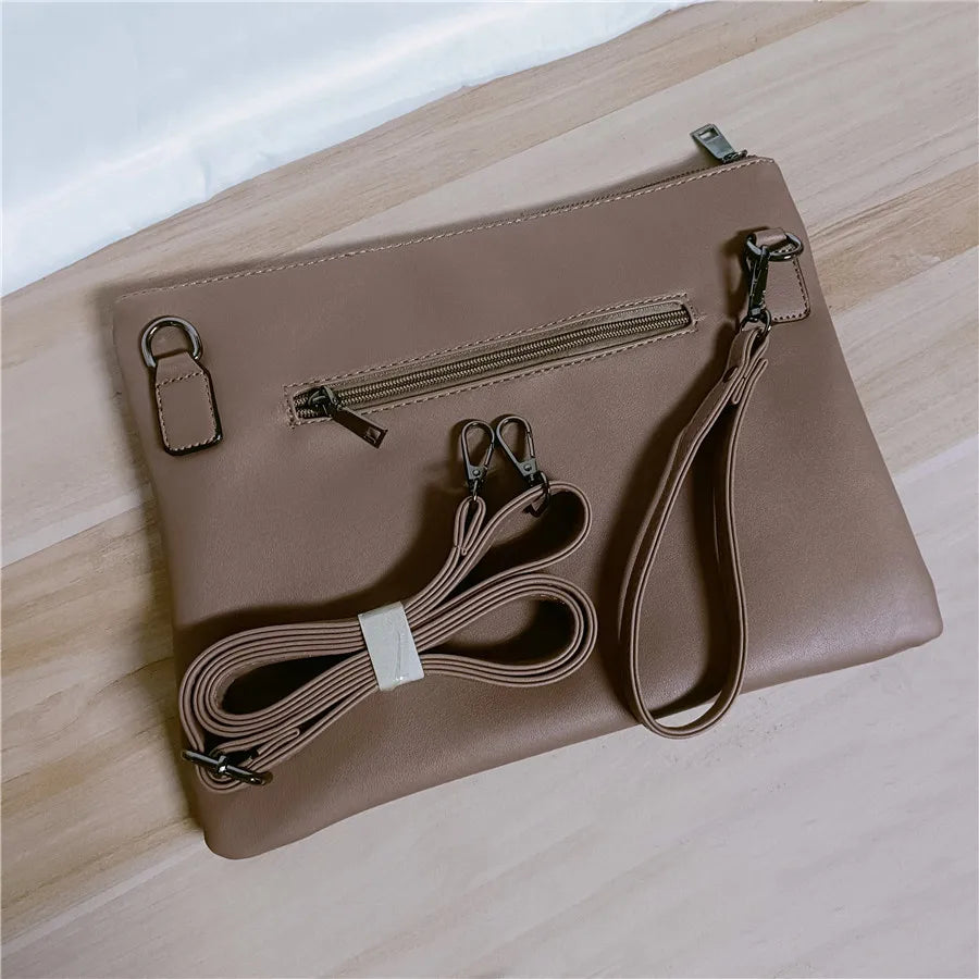 Wyatt תיק קלאץ' דמוי עור