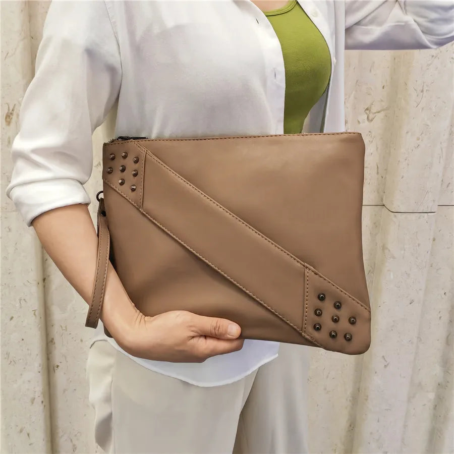 Wyatt תיק קלאץ' דמוי עור